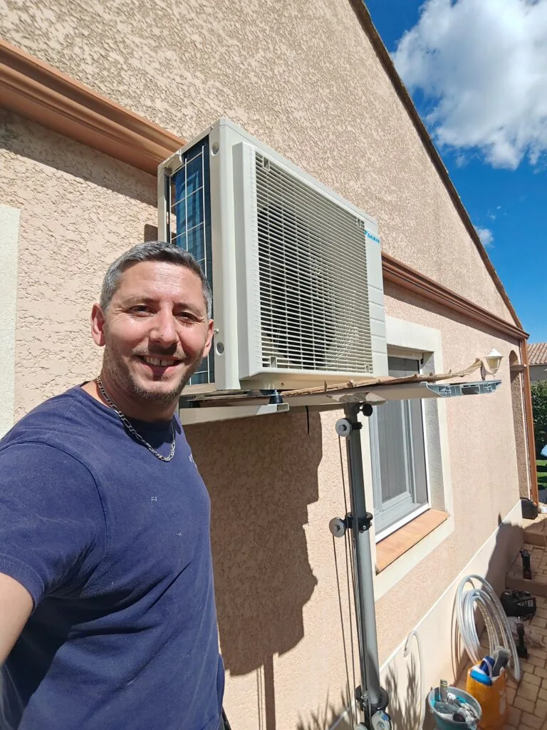 Installation unité extérieure Daikin sur façade